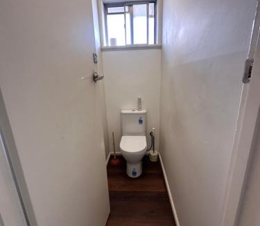 Broadmeadows House | Cozy Queen Room - Train Station - BM2