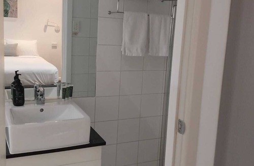 St Kilda Apartment | Cozy Queen Studio at MAC St Kilda - Acland