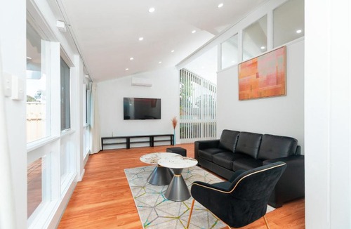 Paradise Villa | Cozy Retreat-4 Queen Bed, 3TV, Full Kitchen, Cot, Pets allowed-Fully Fenced, FreeWifi