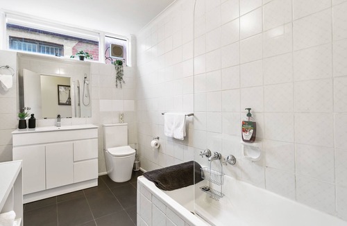Maribyrnong Apartment | Cozy Riverside Stay - Maribyrnong