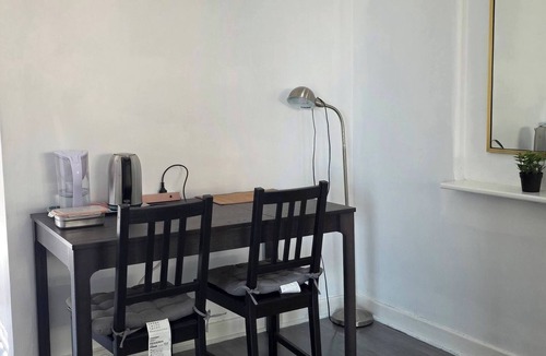 Morley House | Cozy room near airport