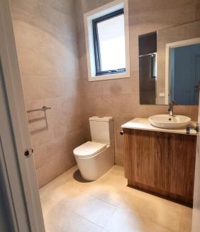 Wheelers Hill House | Cozy Room with Private Bathroom