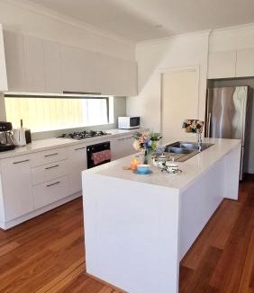 Wheelers Hill House | Cozy Room with Private Bathroom