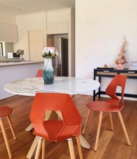 Wheelers Hill House | Cozy Room with Private Bathroom