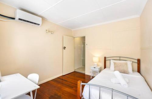 St. Lucia House | Cozy Studio near UQ Walk to Shops and Transit