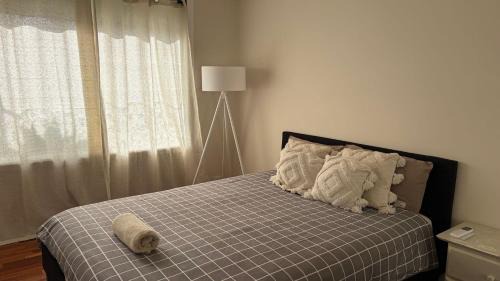 St. Albans House | Cozy Studio Retreat in Saint Albans with Private Entrance