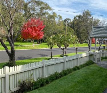 Traralgon Bed & Breakfast | Creek Cottage Bed and Breakfast Traralgon