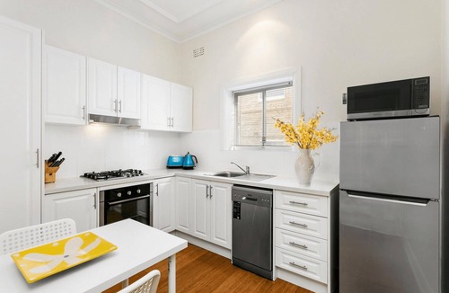 Cremorne Point Apartment | Cremorne Point- CP007 - Wulworra Avenue - Charming Top-Floor 1BR + Sunroom Near Cremorne Point Wharf Harbour Walks
