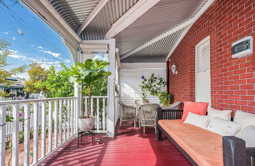 South Fremantle House | Crepe Myrtle Cottage in South Fremantle. Location + Wow factor