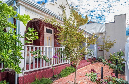 South Fremantle House | Crepe Myrtle Cottage in South Fremantle. Location + Wow factor