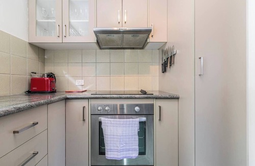 Hawthorn Apartment | Crimson Clover Cosy Retreat near Swinburne Uni