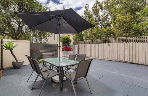 Hawthorn Apartment | Crimson Clover Cosy Retreat near Swinburne Uni
