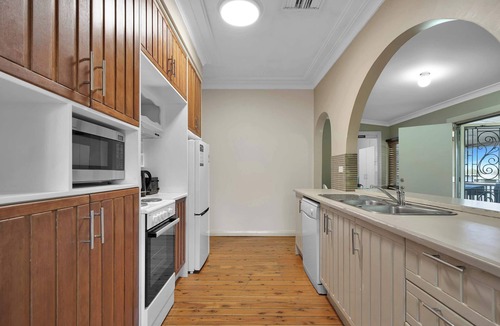 Dubbo House | Crossroads Cottage - Close to Zoo, Charming & Cosy