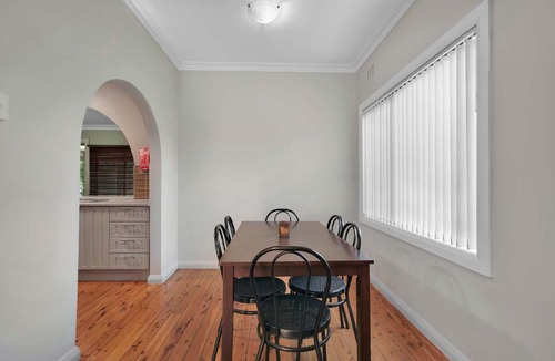 Dubbo House | Crossroads Cottage - Close to Zoo Charming & Cosy