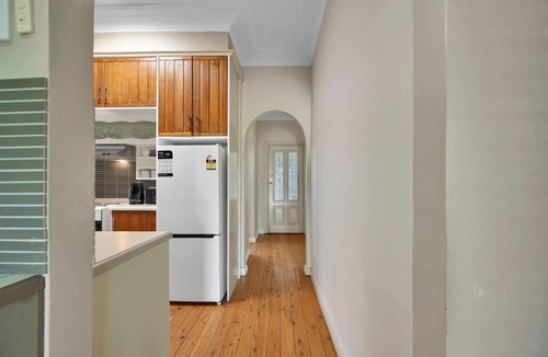 Dubbo House | Crossroads Cottage - Close to Zoo Charming & Cosy