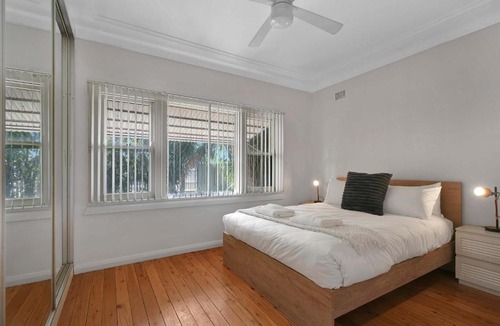 Dubbo House | Crossroads Cottage - Close to Zoo Charming & Cosy