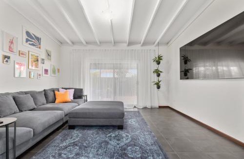 Lathlain House | Crown & Optus Just Steps Away