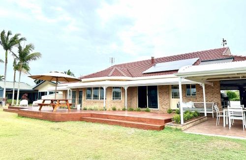 Yamba House | Crystal Palms - Oceanstays - Riverside