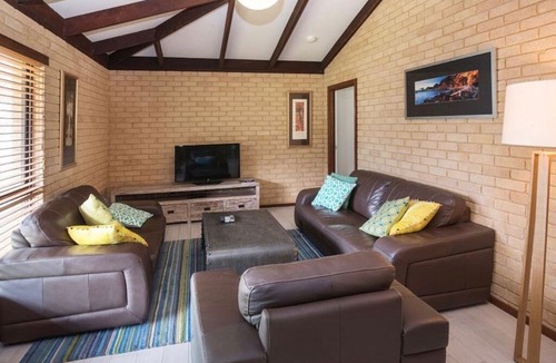 Quindalup House | Crystal Shores is a 4-bedroom Dunsborough holiday home