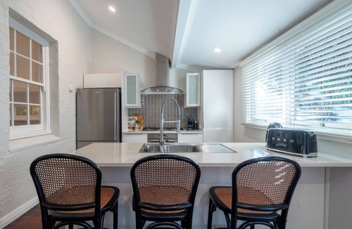 Victoria Park House | ‘CURRALL’ historic cottage in leafy quiet street 1-min from cafe strip