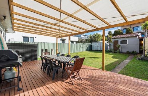 Wamberal Apartment | Cute Beach Escape 50m to Wamberal Beach