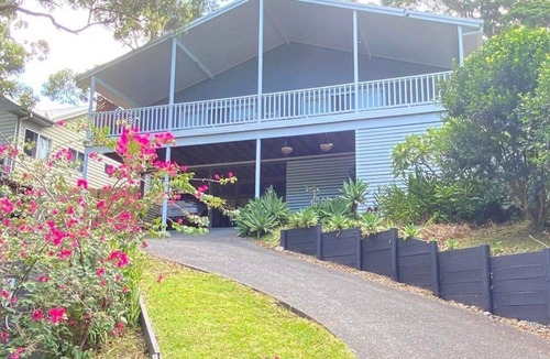 Smiths Lake House | Cute, comfy whole house with a huge deck, minutes from local beaches!