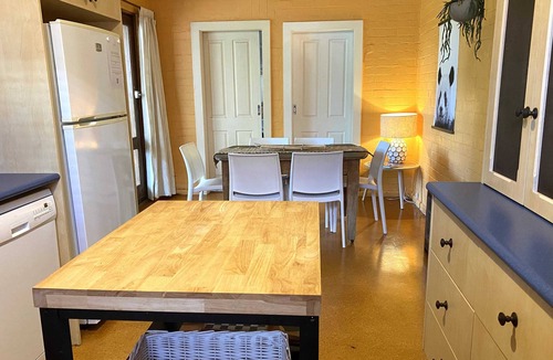 Orange East House | Cute Cottage on Byng | Walk to Town