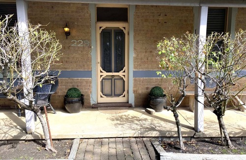 Orange East House | Cute Cottage on Byng | Walk to Town