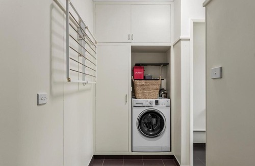 Newtown Apartment | Cute Retro Gem