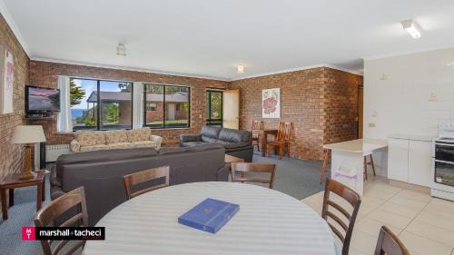 Barragga Bay House | Cuttagee Beach Cottage 3 - Tathra Bermagui Rd 3521