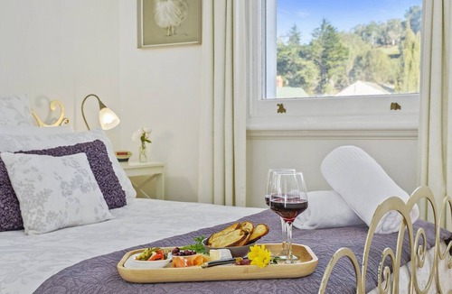 Cygnet Bed & Breakfast | Cygnet Old Bank B & B Cafe & Gift Store