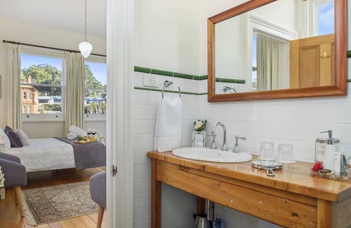 Cygnet Bed & Breakfast | Cygnet Old Bank B & B Cafe & Gift Store