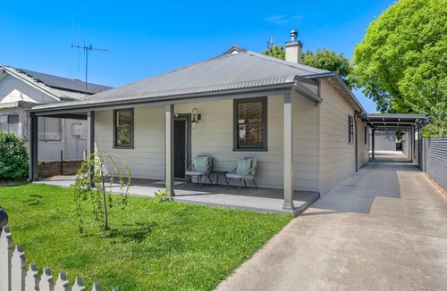 Orange House | Dalton Cottage - Charm & Convenience