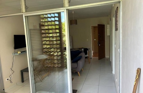Cayenne Apartment | dans la colline à la Madeleine