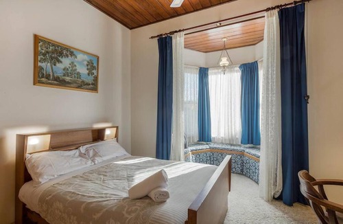 Eden House | Dar-el -Great Old World Charm, pet friendly home!