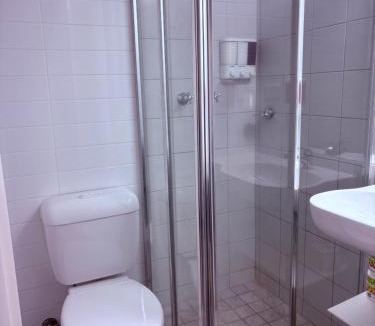 Darwin City Centre Apartment | Darwin City Central - a cozy, budget one bedroom unit in complex in Darwin City!