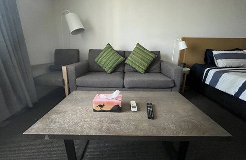 Darwin City Centre Hotel | Darwin City King Bed Suite with Sea View
