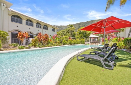 Palm Cove Apartment | Dasheri |Hotel-Style Room with King Bed and Pool Access in Palm Cove