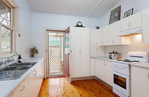 Shoal Bay House | Daves Place, 27 Rigney St - Holiday house with Wifi, Dog Friendly, Aircon & Boat Parking