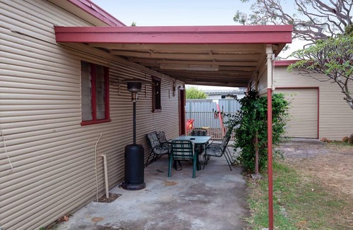 Shoal Bay House | Daves Place, 27 Rigney St - Holiday house with Wifi, Dog Friendly, Aircon & Boat Parking