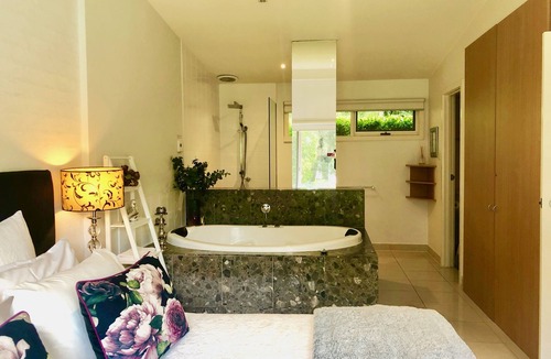 Daylesford Villa | Daylesford Lake Villa 1 .lake frontage and pet friendly