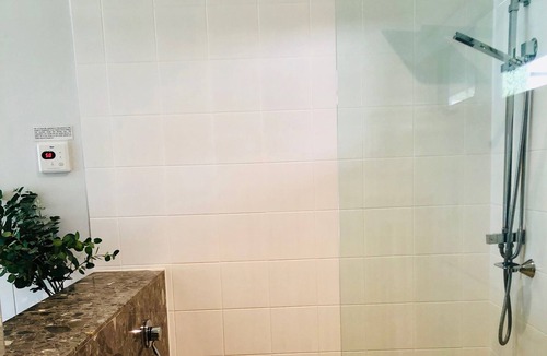 Daylesford Villa | Daylesford Lake Villa 1 .lake frontage and pet friendly
