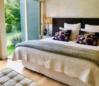 Daylesford Villa | Daylesford Lake Villa1 Lake Frontage pet friendly