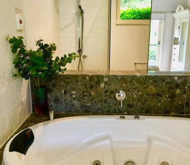 Daylesford Villa | Daylesford Lake Villa1 Lake Frontage pet friendly