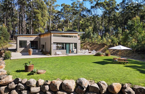 Eganstown House | Daylesford retreat on 6 acres, sleeps 8 w/firepit