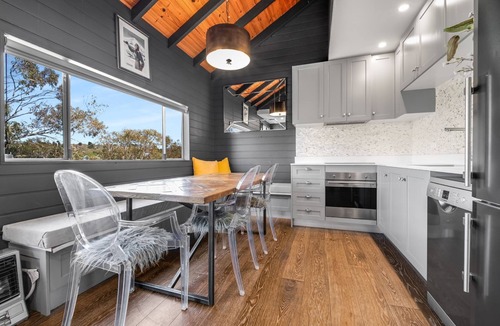 Jindabyne Apartment | Deadwood Den - Luxurious 3BR Townhouse l Lake Views l Bath l WiFi