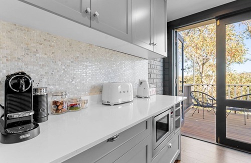 Jindabyne Apartment | Deadwood Den - Luxurious 3BR Townhouse l Lake Views l Bath l WiFi