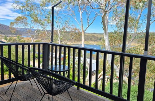 Jindabyne Apartment | Deadwood Den - Luxurious 3BR Townhouse l Lake Views l Bath l WiFi