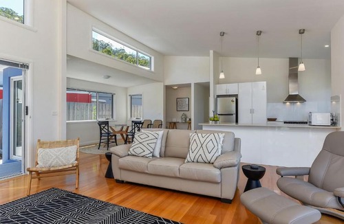 Lindisfarne House | Deep Blue Wow views over river city mountain