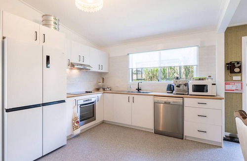 Woodville House | Dei Gratia High Tea House, 11A Loch Goyle Dr, Woodville - a quirky retreat with linen, aircon and Wi-Fi